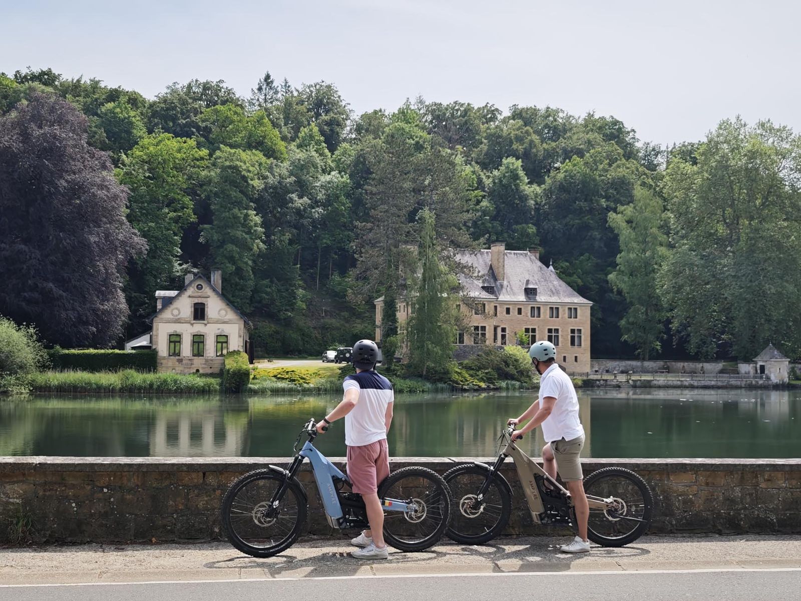 Trottinette électrique tout-terrain dans les paysages gaumais